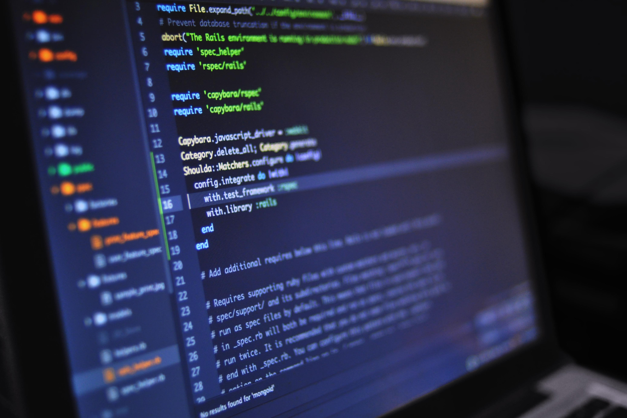 Ekran monitora z kodem programistycznym wykorzystywanym do tworzenia logiki sterowania PLC.